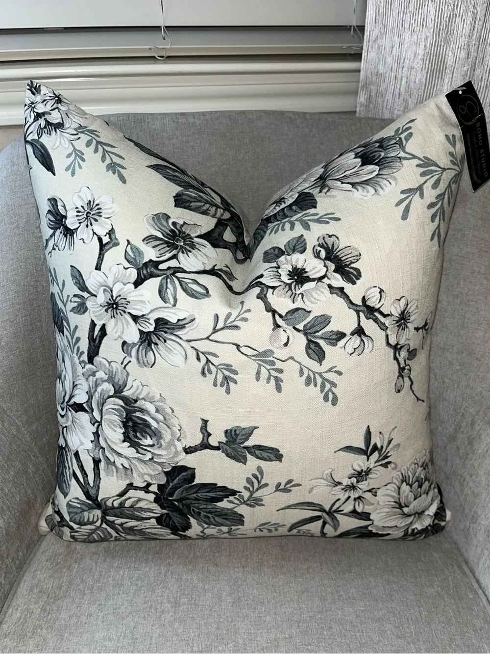 1-NWT SOHO STUDIO FLORAL DESIGN LUXURY DECORATIVE PILLOW